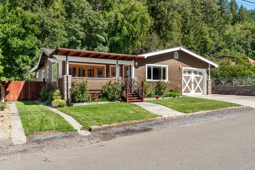 Bella Vita ~ High-End Bungalow with Private Yard - Image 1