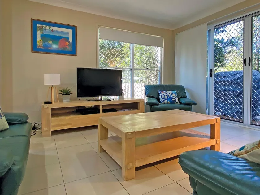 Contemporary 2 level townhouse, Central Location. - Image 1