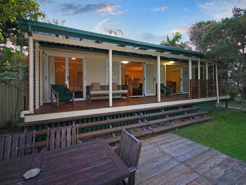 Large beachside house in quiet bush surroundings - Image 1