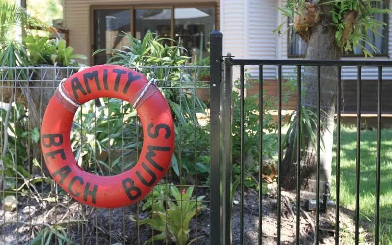 Amity Beach bums - Image 1
