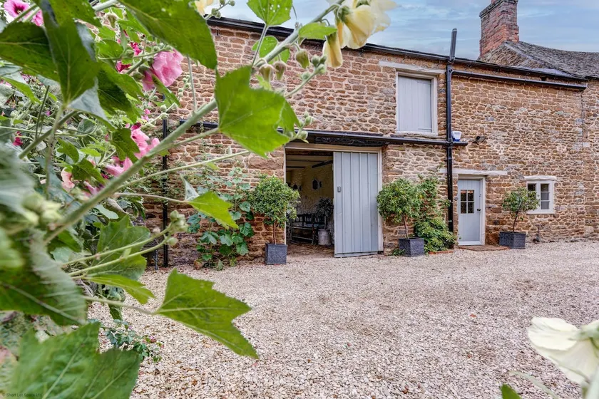 The Hayloft: Charming Cotswolds Retreat For Two - Image 1