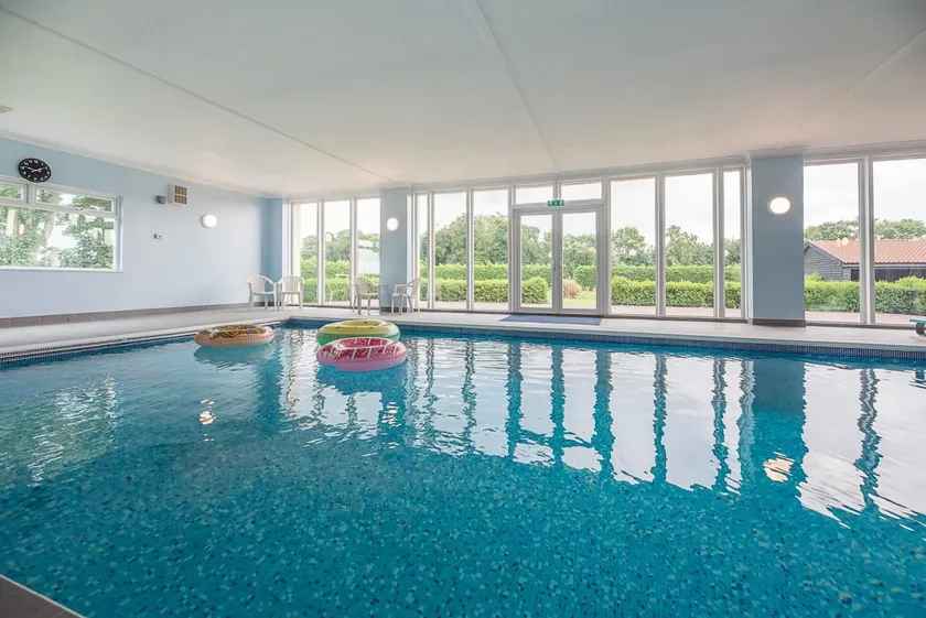 Grove Farm Bungalow with swimming pool, Dallinghoo - Image 1