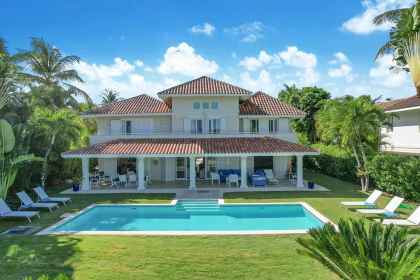 Tortuga B7: Family friendly villa near the beach w/ pool, staff, and golf cart - Image 1