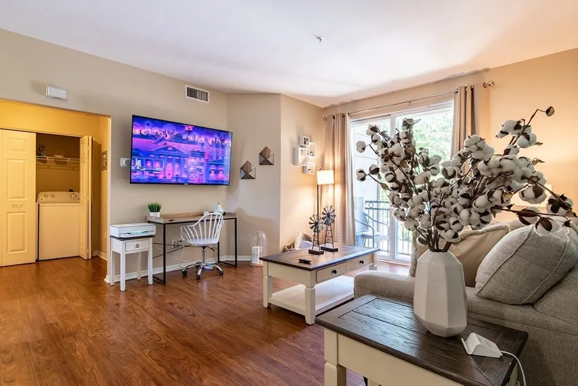 Luxury Modern Suite, King bed, Fast Wifi - Image 1