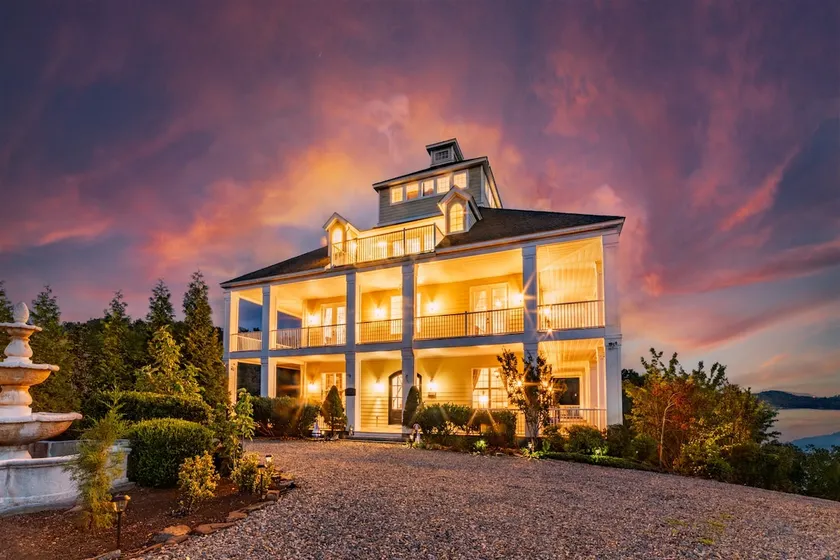 Ultimate Luxury Lake Estate -Sleeps 22|dock|chef kitchen - Image 1