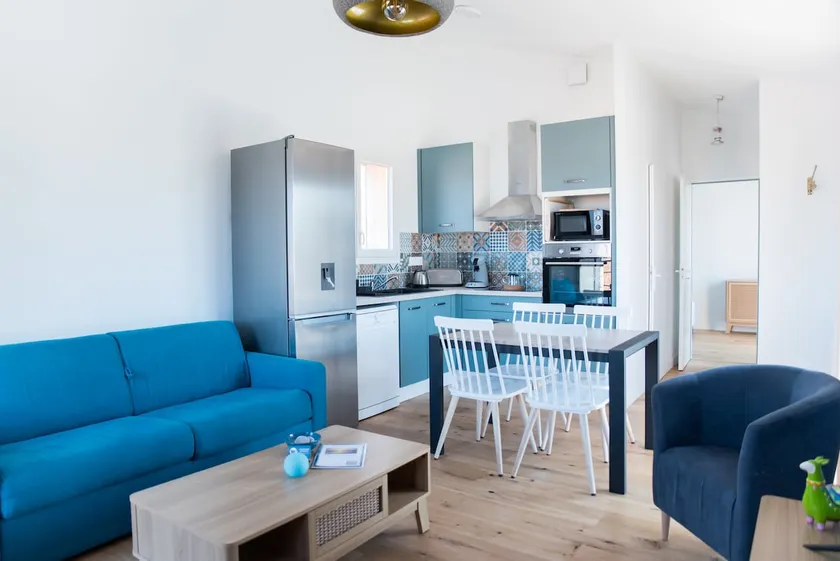 Beautiful home with terrace perched in the city - Image 1