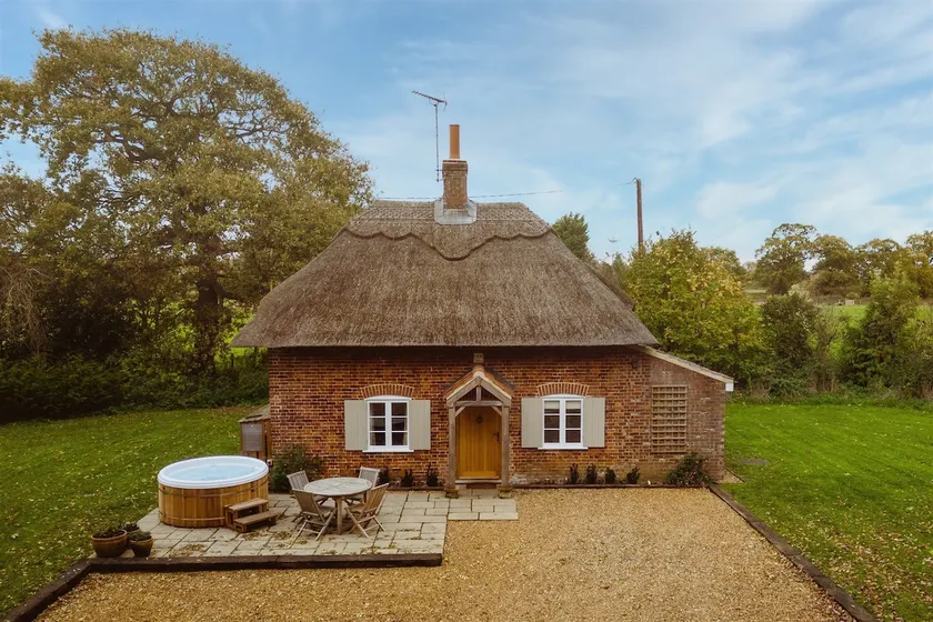 Norfolk Cottage Stay With Hot Tub | Sleeps 4 - Image 1