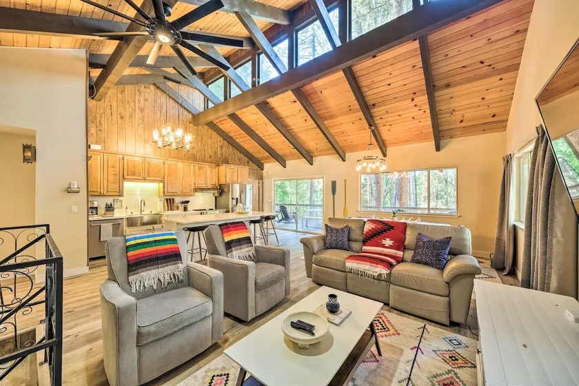 Pine Mountain Cabin w/ Hot Tub, 2 Mins to Marina! - Image 1