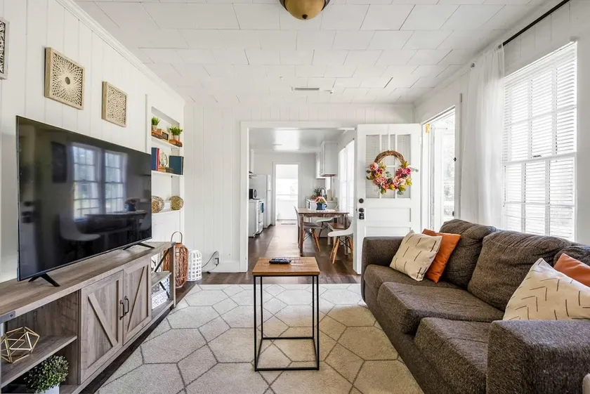 Come Chill at our Cute 2 bedroom Cottage - Image 1
