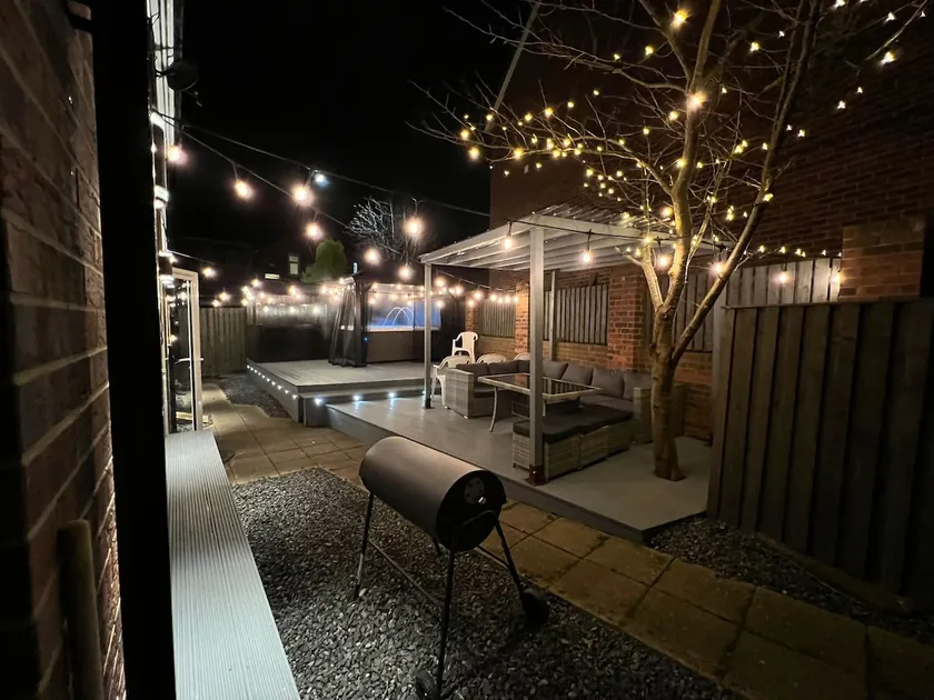 Numero Uno Detached Aparthouse 7 BR Hot Tub Wifi Parking Contractors and Group Friendly - Image 1