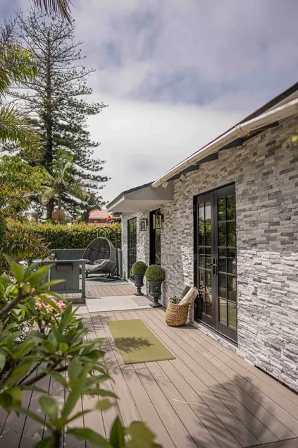 Large yard, walk to beach & food. Office & crib. - Image 1