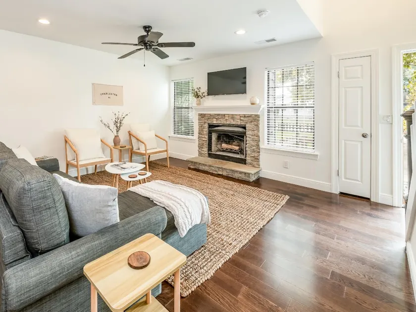 Cozy, Modern Townhome - Walk to Park Circle! - Image 1