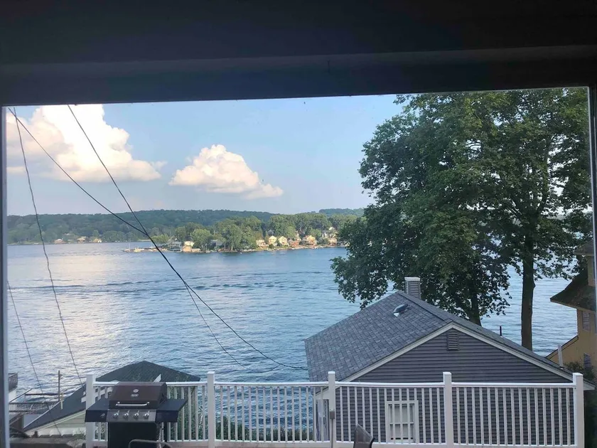 Spacious Lakefront House With a Private Dock - Image 1