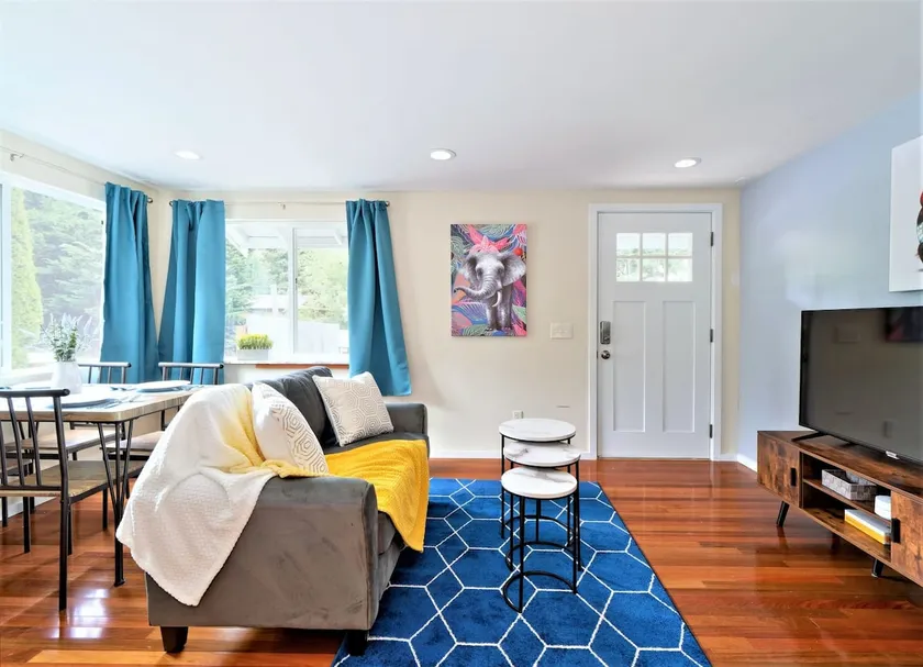 Charming & Secure Duplex #B| 2 min to I5 | Parking - Image 1