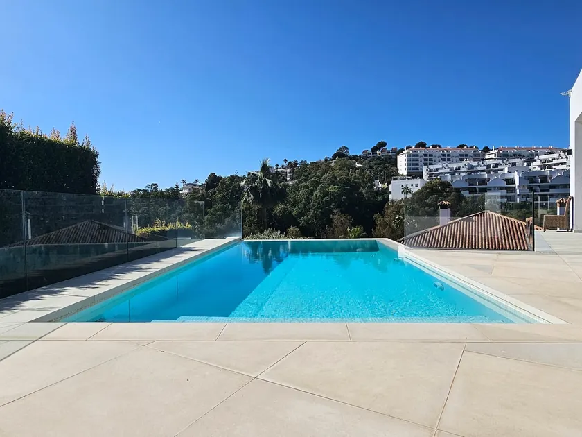Modern 3-bedroom villa with a private pool - Image 1