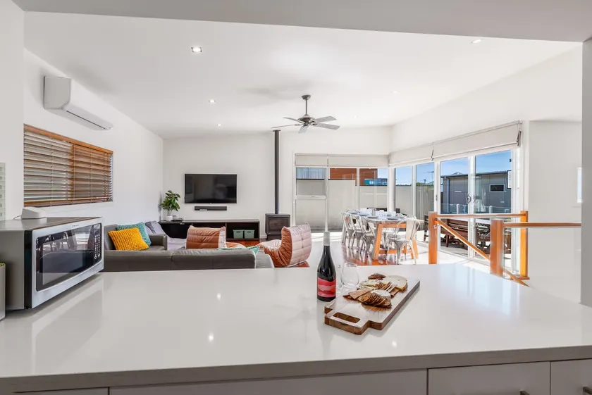 Stylish Townhouse with Ocean Glimpse in Torquay - Image 1
