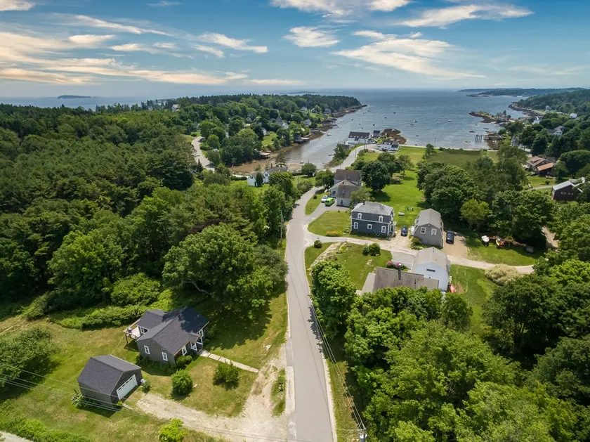 Lowell's Cove Cottage - Quaint 2BR Cottage short walk away from Lowell's Cove - Image 1