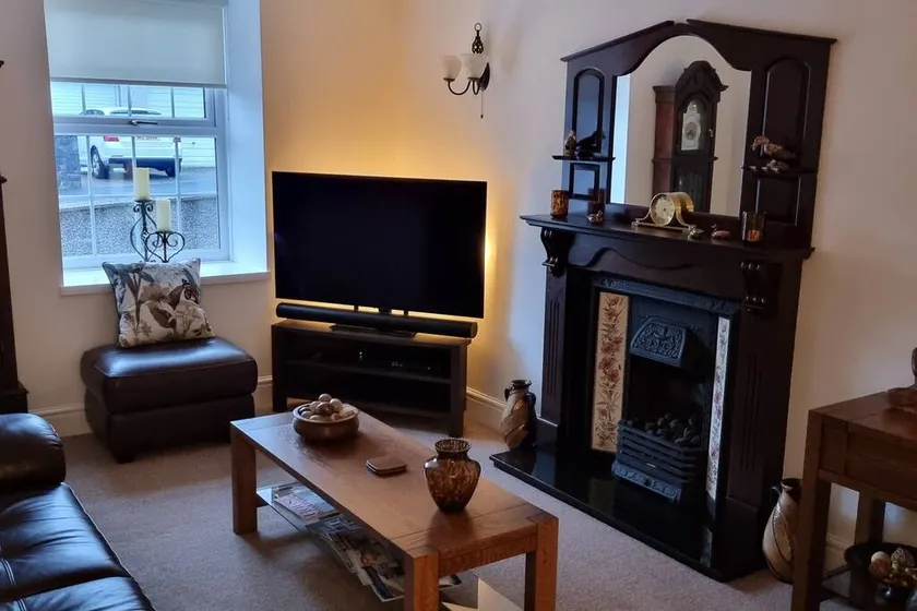 Elegant and Spacious Four Bedroomed Residential House, Great place to anchor to visit Snowdonia and - Image 1