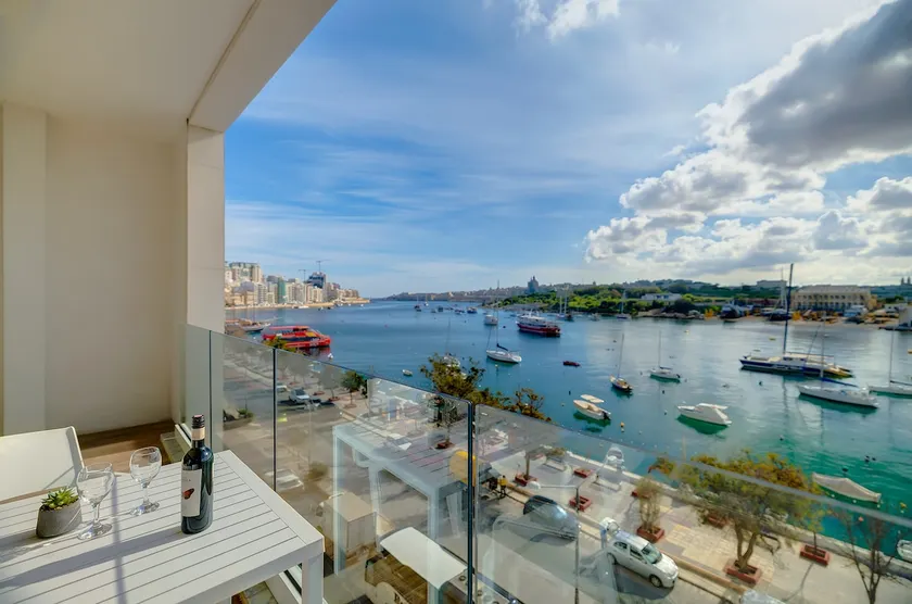 Superlative Apartment with Valletta and Harbour Views - Image 1