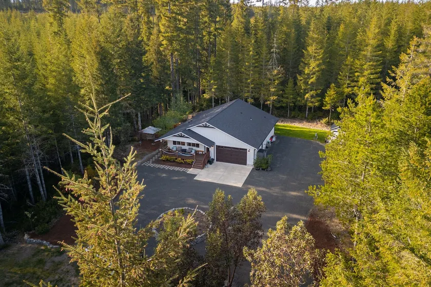 Private 2.5 Acres w/ Hot Tub, Sauna & Trails - Image 1