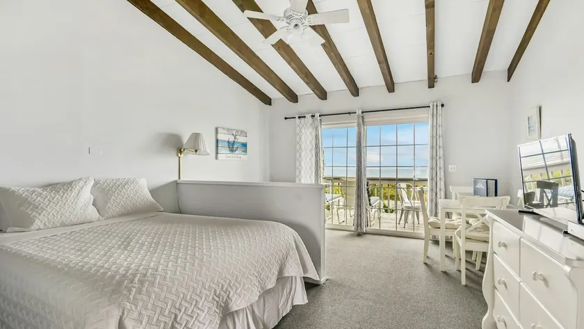 Second Floor Studio with Views of Downtown - Image 1