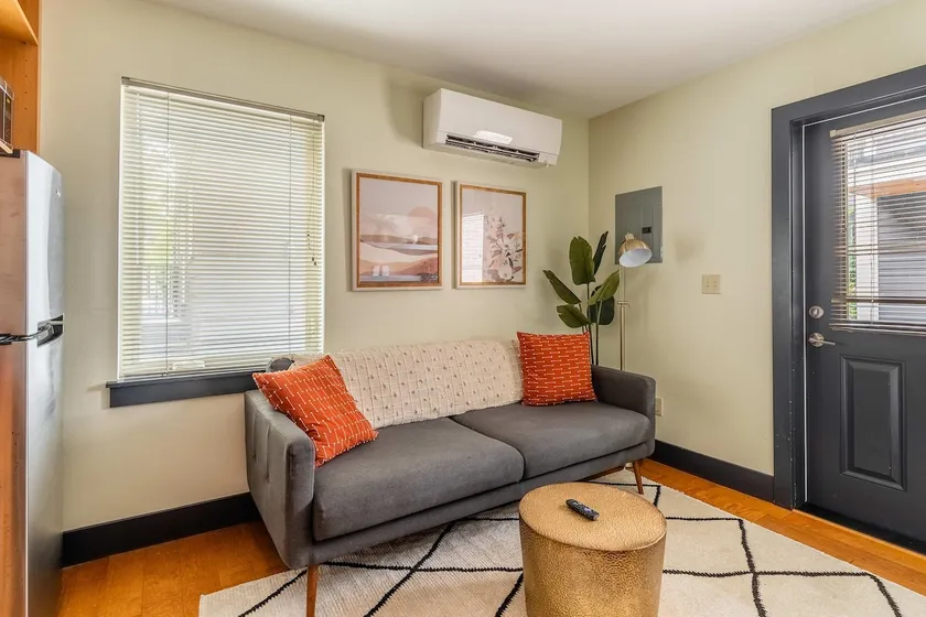 Hawthorne micro-apartment with a compact kitchen - Image 1