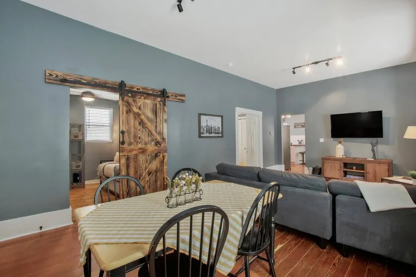 Rustic Retreat - Cute and Cozy! King! Centrally located - Image 1