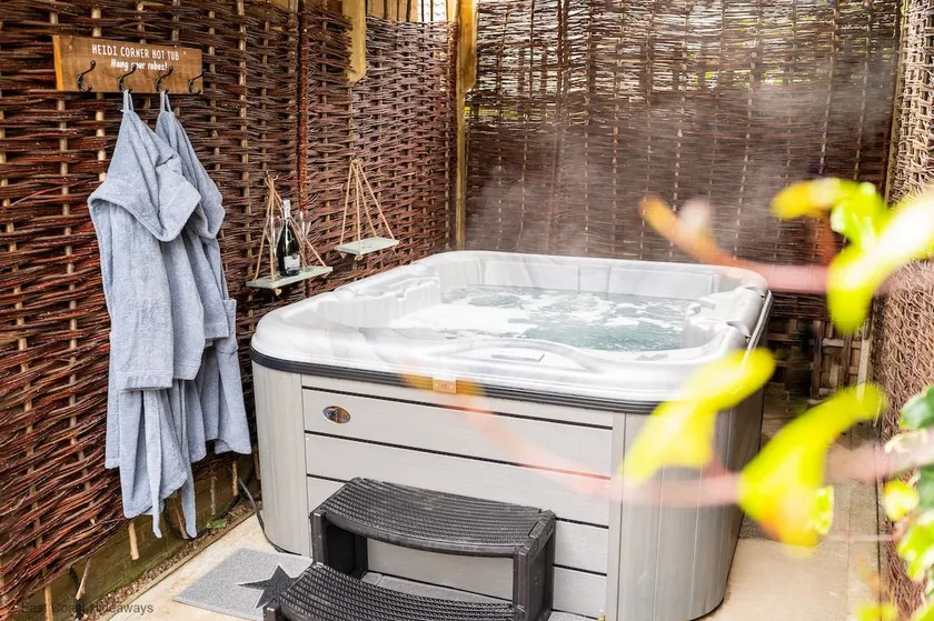 Dog friendly cottage with hot tub under 350 steps to dunes - Image 1