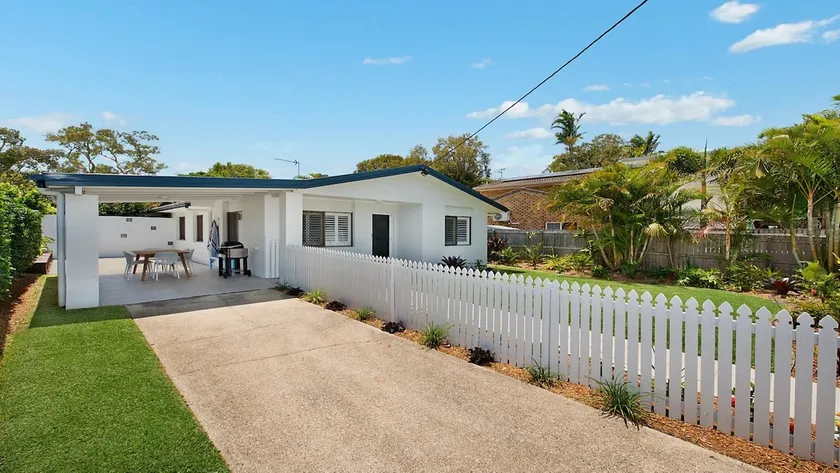 46 Défilé Gothique Currimundi QLD - Image 1