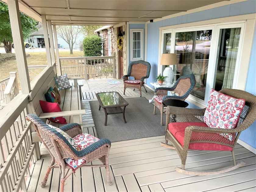 Charming Home with Lake View, Neighborhood Beach - Image 1