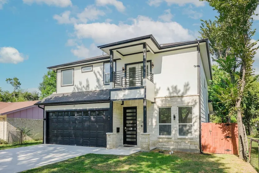 Modern and Comfortable Home Close to Downtown - Image 1