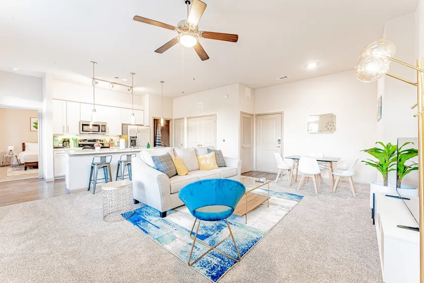 Spacious 2BR King Bed Suites Close to Downtown and Airport - Image 1