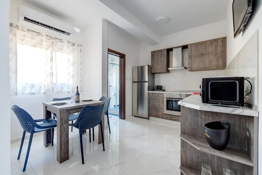 Idyllic Apartment steps from the Promenade - Image 1