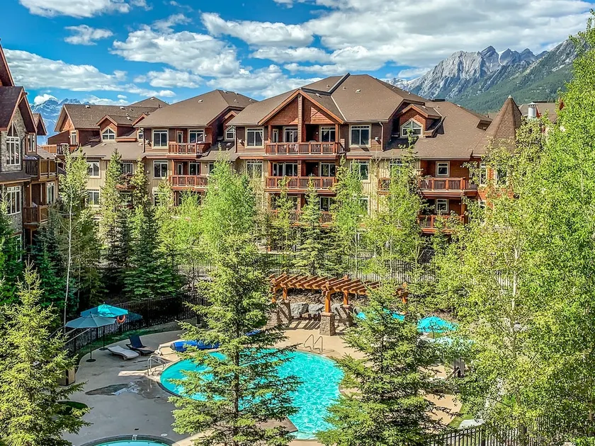 Deluxe Poolside Suite - Sleeps 8 | Resort Perks - Image 1