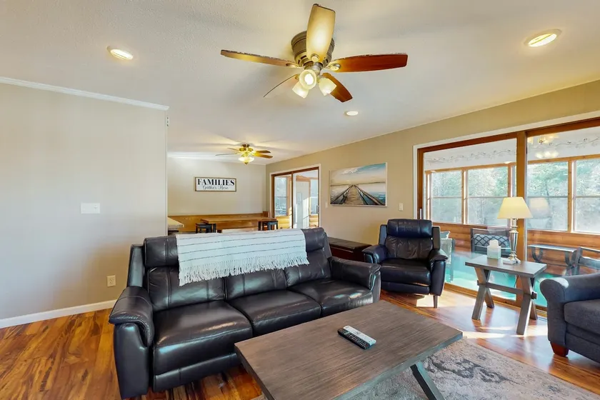 Secluded Lakefront Retreat: Dog-Friendly & Views - Image 1