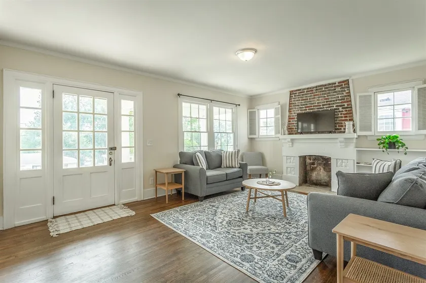 Adorable White Cottage |Close to Downtown|Sleeps 8 - Image 1