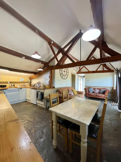 Worcester 3 bedroom semi rural bungalow with free off road parking - Image 1