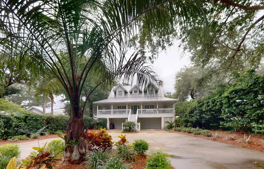 East Beach Family Friendly Home, sleeps 9 - Image 1