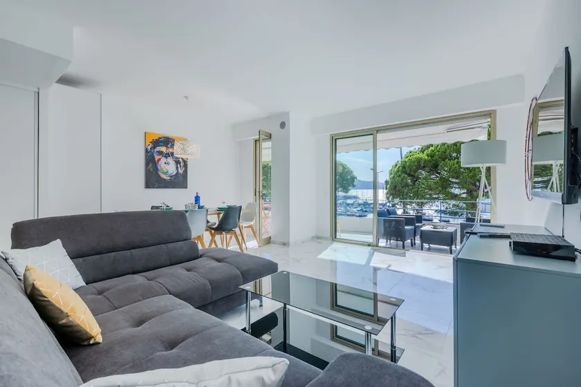 90m on the Croisette with Terrace & Sea View - Image 1