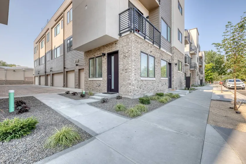Rooftop Patio! 2 bed/2 ensuite and by Water Park! - Image 1
