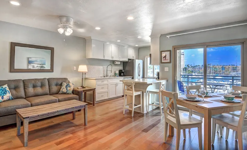 307B Freshly Decorated with Harbor Views - Image 1