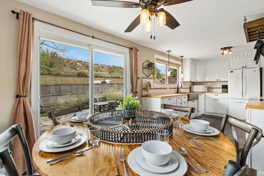 Hidden Valley Retreat Quiet Escape with Mountain Views - Image 1