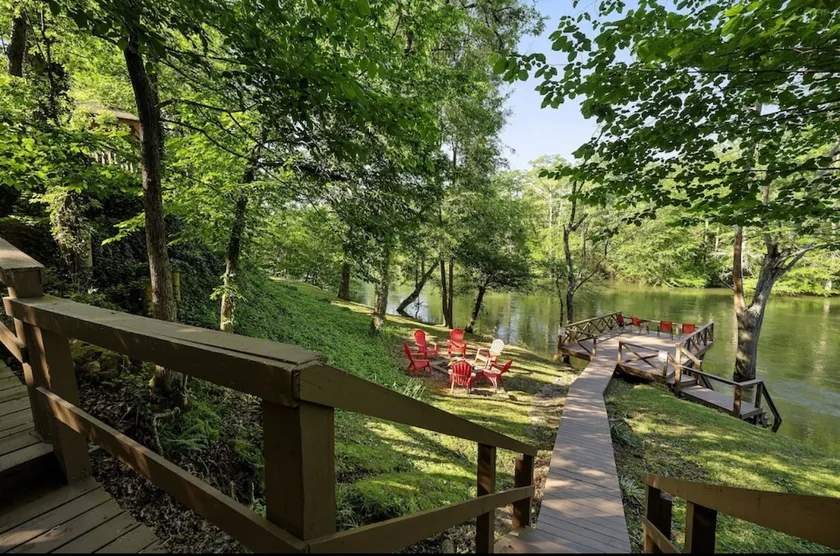 Waterfront 4 bedroom Cabin with Outdoor Amenities - Image 1