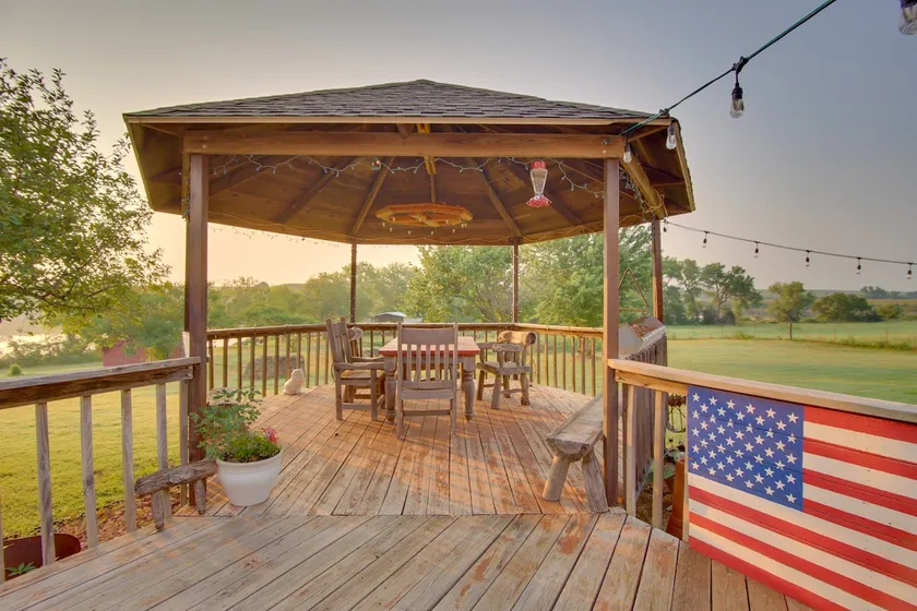Red Bluff Inn & Retreat w/ Entire Ranch on Lake! - Image 1