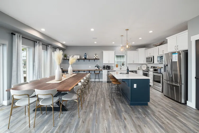 Large-group Retreat w/Hot Tub, 2 Kitchens, Grill - Image 1