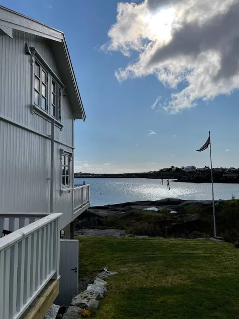 House by the sea Reine, Lofoten - Image 1