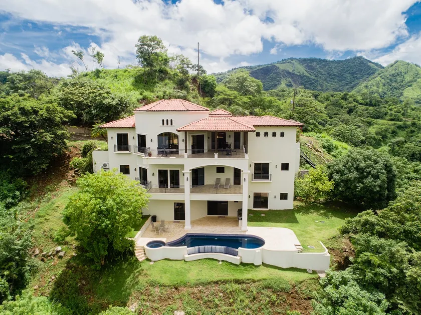 Casa de la Promesa, Luxurious Retreat with Pool - Image 1