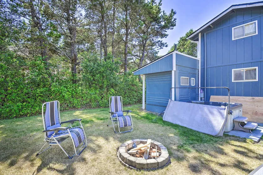 Coastal PNW Gem w/ Hot Tub - Walk to Beach! - Image 1