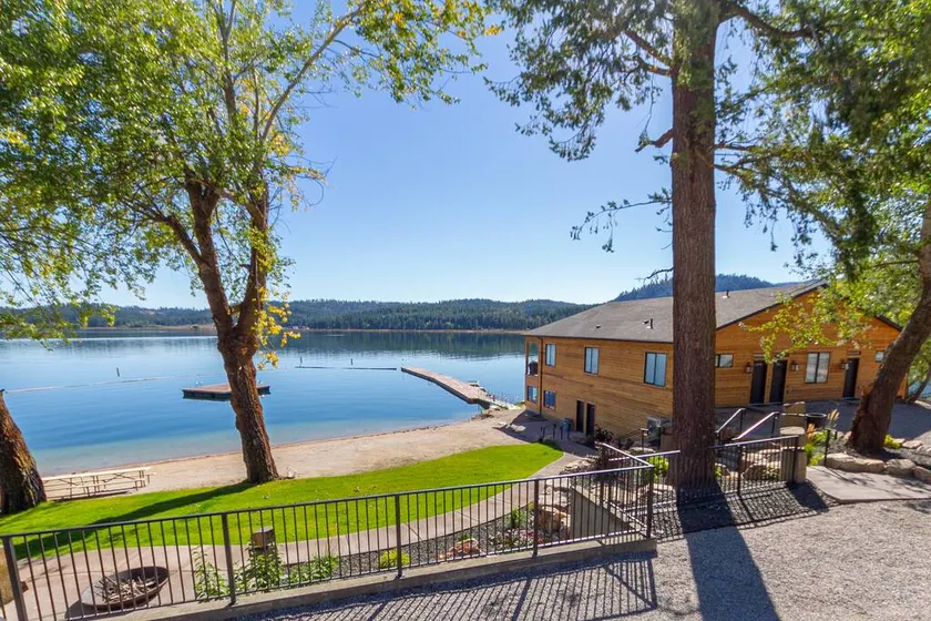 Wonderful Triplex Unit With Spectacular Lake View! - Image 1