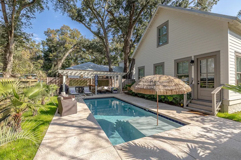 Gorgeous 4 bed/3.5 bath Home with Private Pool - Image 1